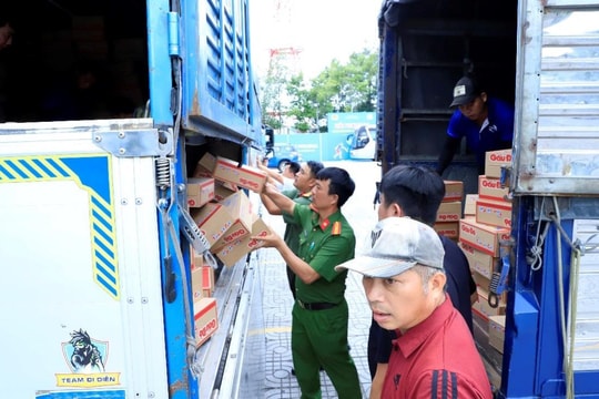 Công an Đồng Nai mở nhiều điểm tiếp nhận hàng cứu trợ đồng bào bị lũ lụt