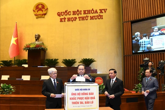 Ủy ban Thường vụ Quốc hội tổ chức quyên góp ủng hộ đồng bào khắc phục hậu quả thiên tai, bão lũ