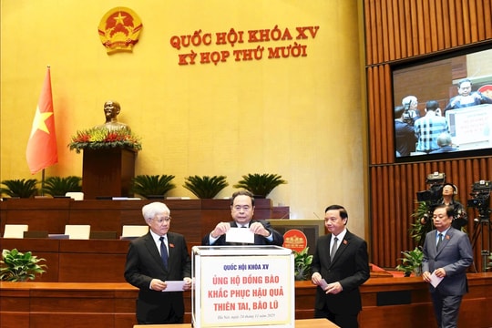 Ủy ban Thường vụ Quốc hội quyên góp ủng hộ đồng bào khắc phục hậu quả thiên tai, bão lũ