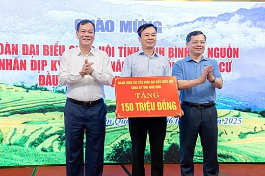 Đoàn ĐBQH các Khóa tỉnh Ninh Bình “Về nguồn” tại Tuyên Quang
