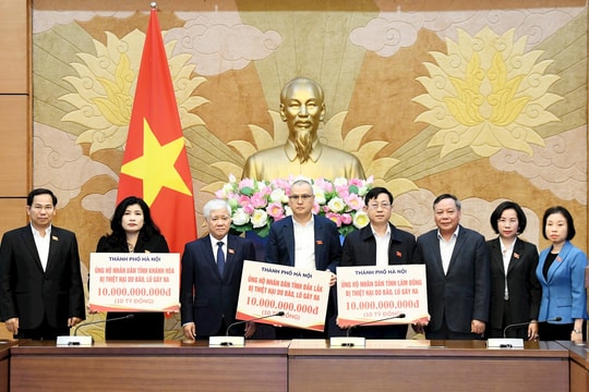 Phó Chủ tịch Thường trực Quốc hội Đỗ Văn Chiến dự Lễ trao tặng kinh phí của Thành phố Hà Nội hỗ trợ 3 tỉnh bị ảnh hưởng bởi mưa lũ