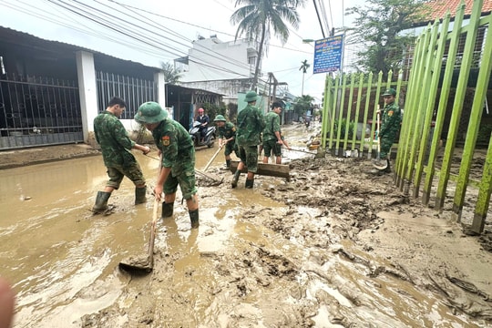 Biên phòng Khánh Hòa hỗ trợ người dân khắc phục hậu quả bão lũ