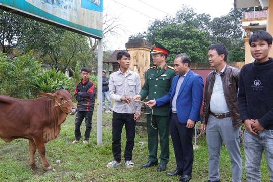 Đoàn Kinh tế - Quốc phòng 79 trao tặng công trình phúc lợi tại Quảng Trị