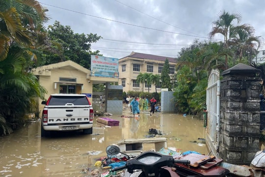 Trường học tan hoang, thiệt hại nặng nề sau lũ dữ