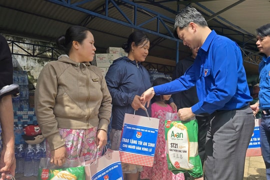 Trung ương Đoàn cùng Tỉnh đoàn Đắk Lắk san sẻ hơi ấm, trao quà hỗ trợ người dân vùng lũ