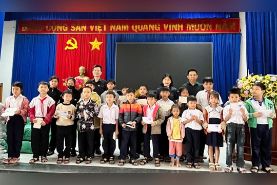 Đắk Lắk: ĐBQH tỉnh trao tặng các phần quà trị giá khoảng 1 tỷ đồng tới bà con vùng lũ lụt phía Đông