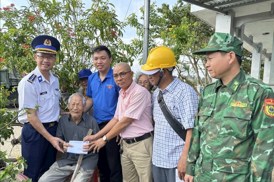 Bộ Tư lệnh Vùng Cảnh sát biển 3 trao quà hỗ trợ đồng bào vùng lũ Khánh Hòa, Đắk Lắk