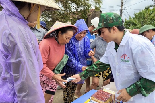 Bộ đội Biên phòng Đắk Lắk tích cực hỗ trợ đồng bào bị ảnh hưởng bởi mưa lũ