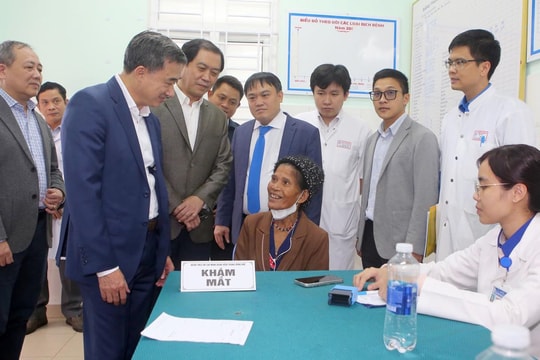 Hội Thầy thuốc trẻ Việt Nam tư vấn, phát thuốc miễn phí cho 1.000 người dân vùng lũ