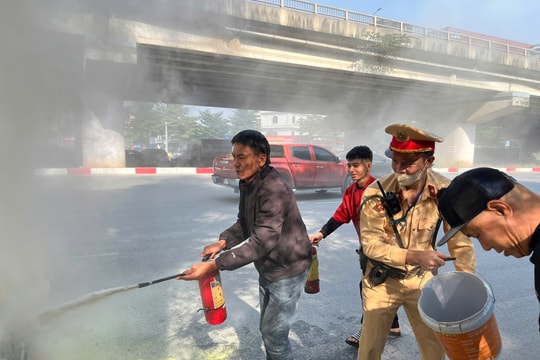 Hà Nội: Ô tô bất ngờ phát hỏa, CSGT cùng người dân kịp thời dập lửa