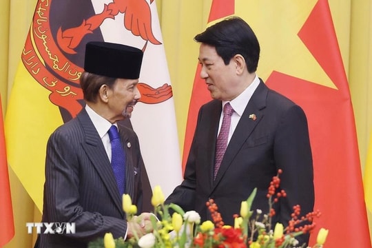 Chủ tịch nước Lương Cường đón, hội đàm với Quốc vương Brunei