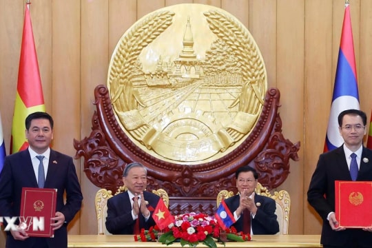 Tổng Bí thư Tô Lâm và Tổng Bí thư, Chủ tịch nước Lào chứng kiến Lễ trao các văn kiện hợp tác