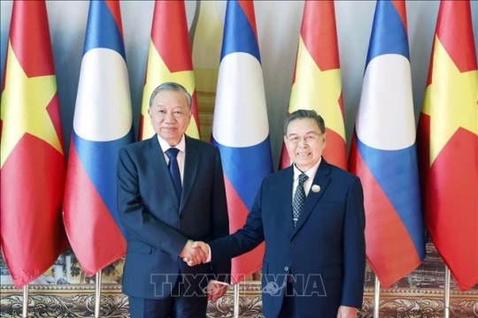 Party leader meets Lao NA Chairman in Vientiane