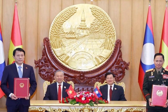 Vietnamese, Lao top leaders witness exchange of cooperation documents
