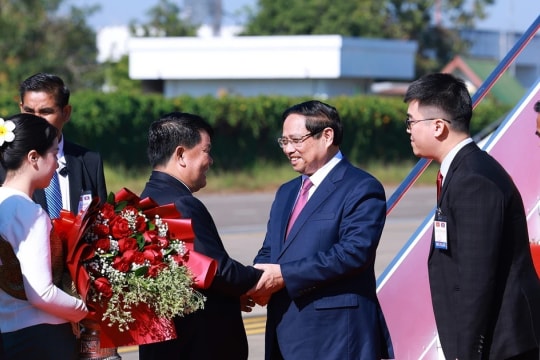 PM arrives in Vientiane for high-level Party meeting, Vietnam–Laos Intergovernmental Committee’s 48th meeting