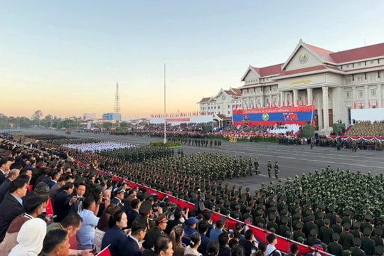Lào kỷ niệm 50 năm Quốc khánh với lễ diễu binh, diễu hành quy mô lớn