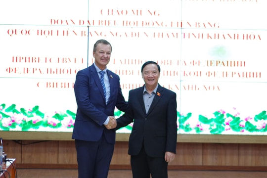 Lễ trao quà hỗ trợ bà con nhân dân tỉnh Khánh Hoà bị thiệt hại do mưa lũ