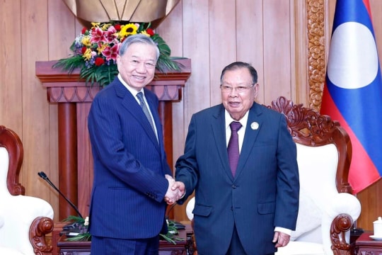 Vietnamese Party chief visits former top leaders of Laos