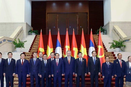 Vietnam, Laos issue joint statement on occasion of Party chief's Laos visit