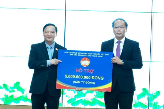 Lễ trao quà hỗ trợ bà con nhân dân tỉnh Khánh Hòa bị thiệt hại do mưa lũ