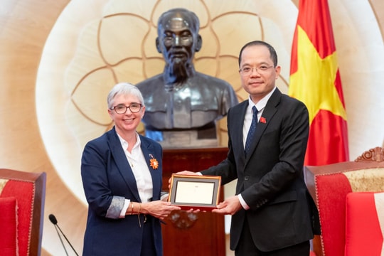 Phó Chủ nhiệm Ủy ban Văn hóa và Xã hội Đinh Công Sỹ tiếp Đại sứ Toàn cầu về Bình đẳng giới của Australia Michelle O'Byrne