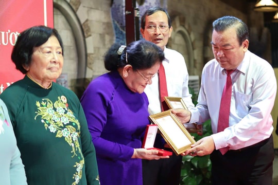 Tây Ninh: Trao Kỷ niệm chương “Vì sự nghiệp Quốc hội Việt Nam” cho ĐBQH các thời kỳ