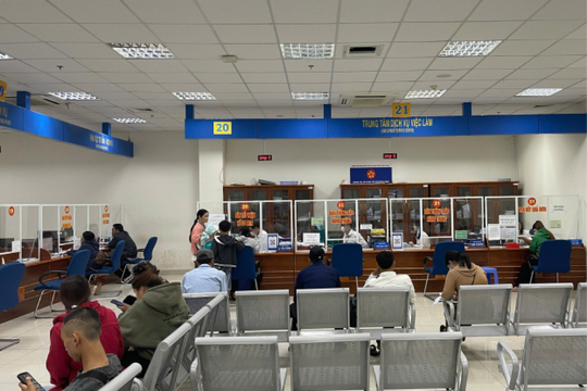 Người lao động nộp hồ sơ trợ cấp thất nghiệp trong ngày đầu sáp nhập tỉnh Cà Mau và Bạc Liêu