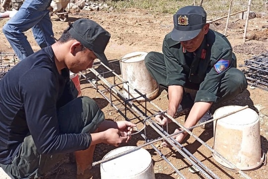 Công an Lâm Đồng tăng cường lực lượng, đẩy nhanh tiến độ xây dựng nhà cho người dân vùng lũ