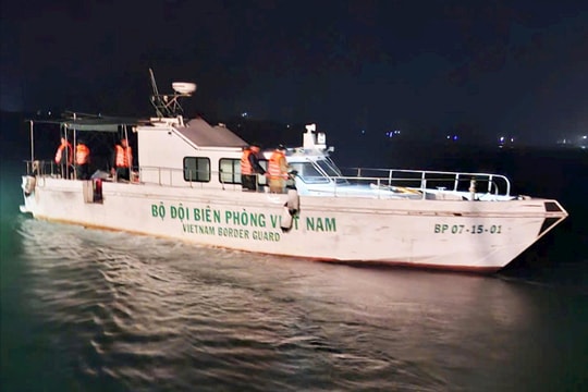 Quảng Trị: Cứu sống 2 ngư dân trên thuyền lưới bị chìm