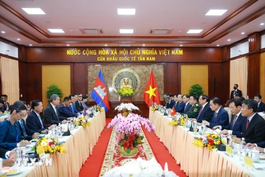 Vietnamese, Cambodian PMs hold talks, highlight importance of peaceful border