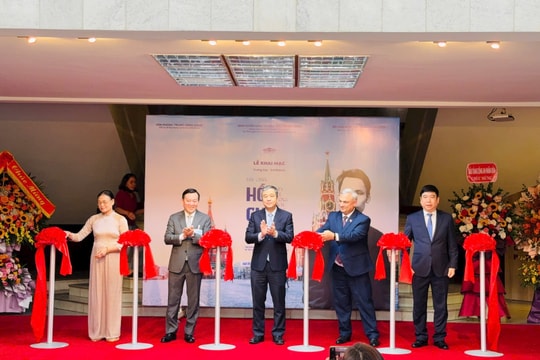 Dấu chân Hồ Chí Minh trên quê hương Cách mạng tháng Mười