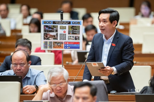 Chiều 8/12/2025: Quốc hội thảo luận ở hội trường về dự thảo Nghị quyết của Quốc hội về cơ chế, chính sách phát triển năng lượng quốc gia giai đoạn 2026 - 2030