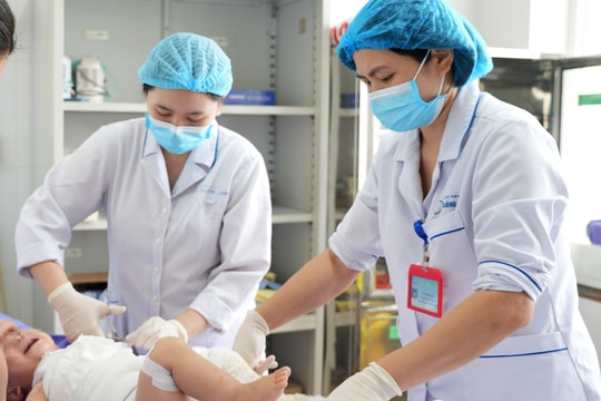 Bé gái 13 tháng tuổi bỏng nặng do nước sôi, bác sĩ cảnh báo nguy cơ tai nạn tại nhà