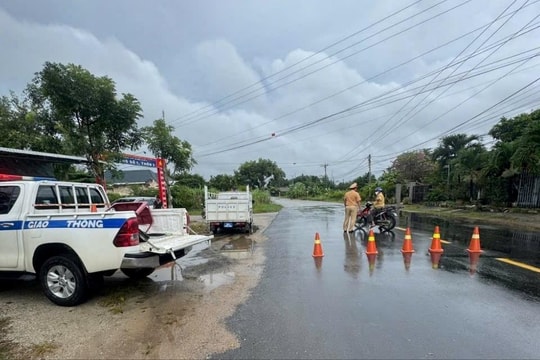 Lâm Đồng: Lực lượng CSGT Hàm Tân hỗ trợ Nhân dân di chuyển an toàn khỏi vùng ngập lụt