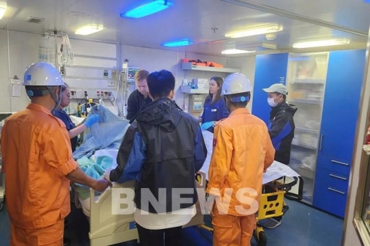Passenger injured on international cruise ship brought to Da Nang