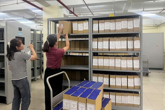 Kho bạc Nhà nước khu vực IV bàn giao hơn 1.300 hồ sơ vĩnh viễn vào Lưu trữ lịch sử tỉnh Hưng Yên