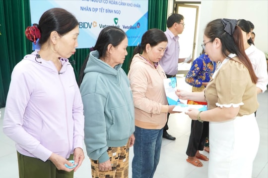 Trao thẻ BHYT cho người dân khó khăn xã Bà Nà trước thềm năm mới