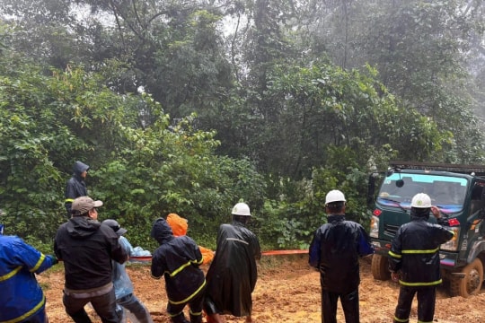 PM urges swift disaster aftermath settlement, production restoration, consumption boost ahead of Tet