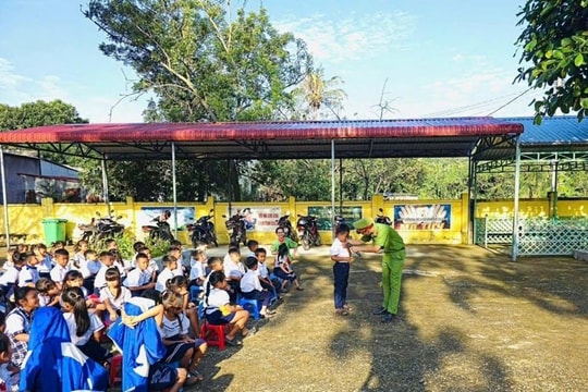 Lâm Đồng: Công an xã Tuy Phong tăng cường tuyên truyền pháp luật trong trường học