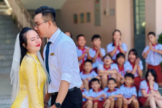 Học trò làm "ê-kíp" đặc biệt, giúp cặp đôi giáo viên có bộ ảnh cưới chỉ trong 30 phút