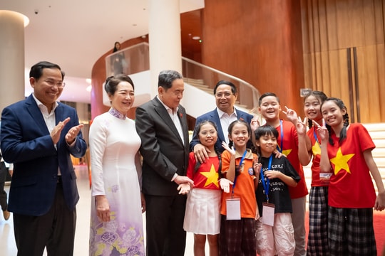 Đông đảo đại biểu tham dự Chương trình "Vinh quang Quốc hội Việt Nam"