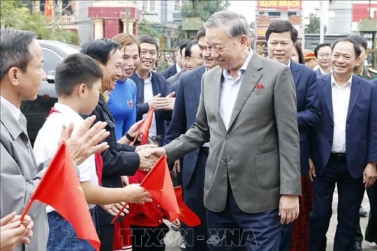 Party leader meets with voters in Hung Yen province