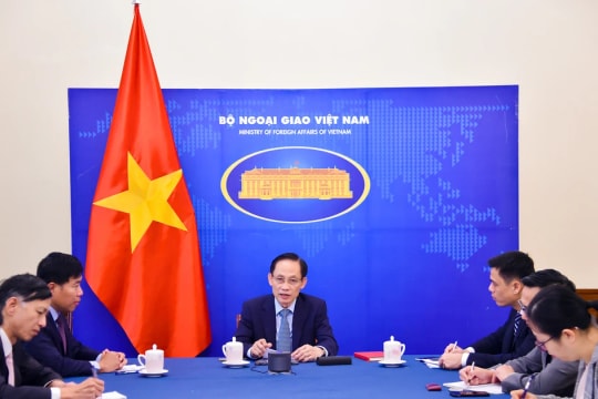 Vietnamese, Philippine foreign ministers hold phone talks