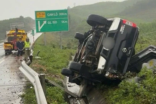 Ô tô gặp nạn trên cao tốc Cam Lộ - La Sơn một người tử vong