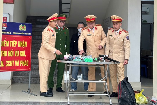 Tổ CSGT ở Hà Tĩnh vận động người dân giao nộp nhiều súng, đạn