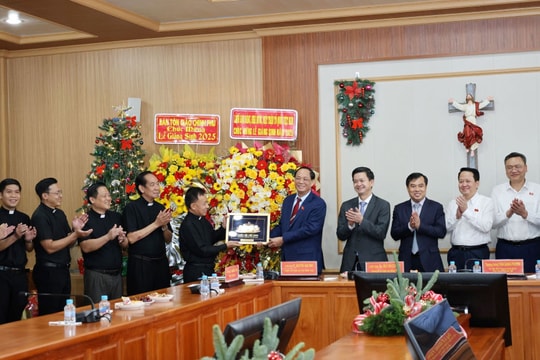 Phó Chủ tịch Quốc hội, Thượng tướng Trần Quang Phương chúc mừng Giáng sinh tại Cần Thơ