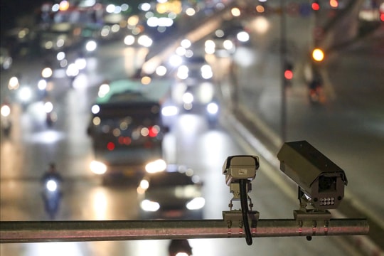 Camera AI phát hiện sớm vi phạm, CSGT chốt chặn, xử lý hàng chục xe tải trong giờ cao điểm