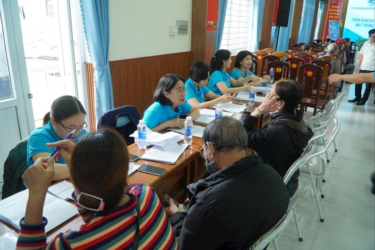 Người cao tuổi Đà Nẵng từng bước thích ứng với chi trả lương hưu không dùng tiền mặt