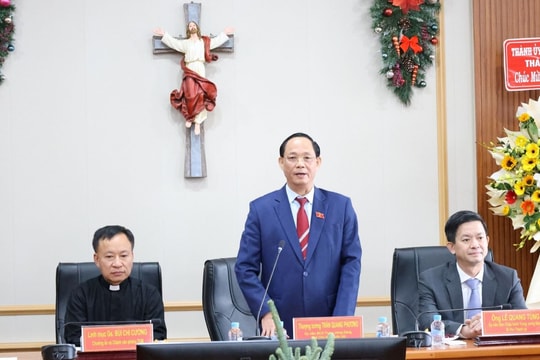 Phó Chủ tịch Quốc hội, Thượng tướng Trần Quang Phương chúc mừng Giáng sinh tại Cần Thơ