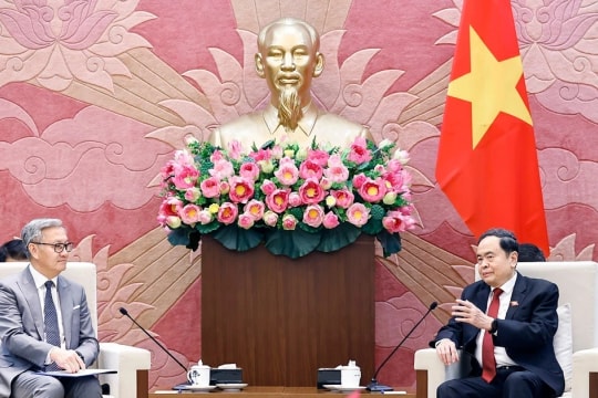 Top legislator receives Lao foreign minister in Hanoi